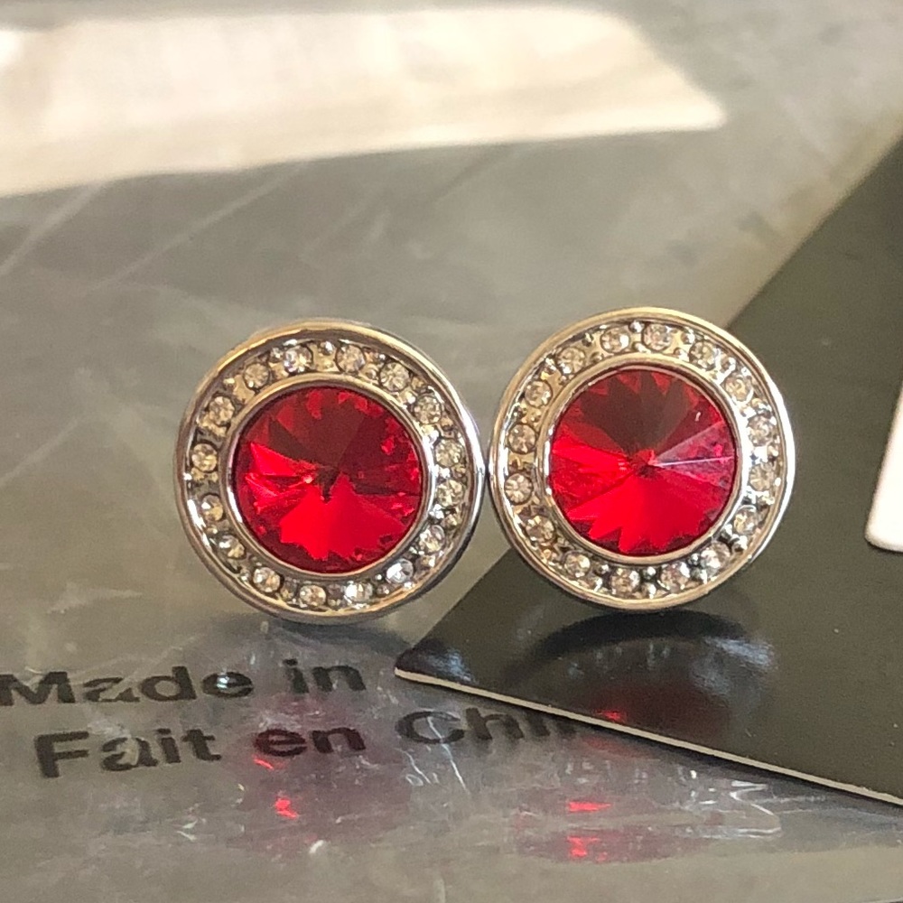 ❤️Swarovski Light Siam round pave stud earrings❤️